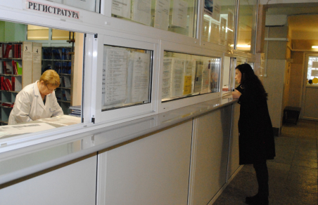 Главврач Серовской больницы отстранил двух медиков после жалоб на зарплату